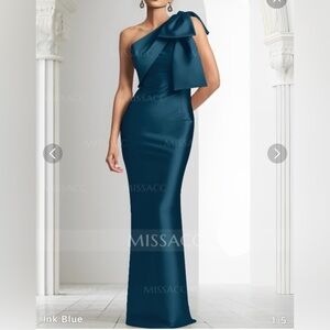 Brand new with Tags Elegant  Satin Column Gown with bow  Size 8